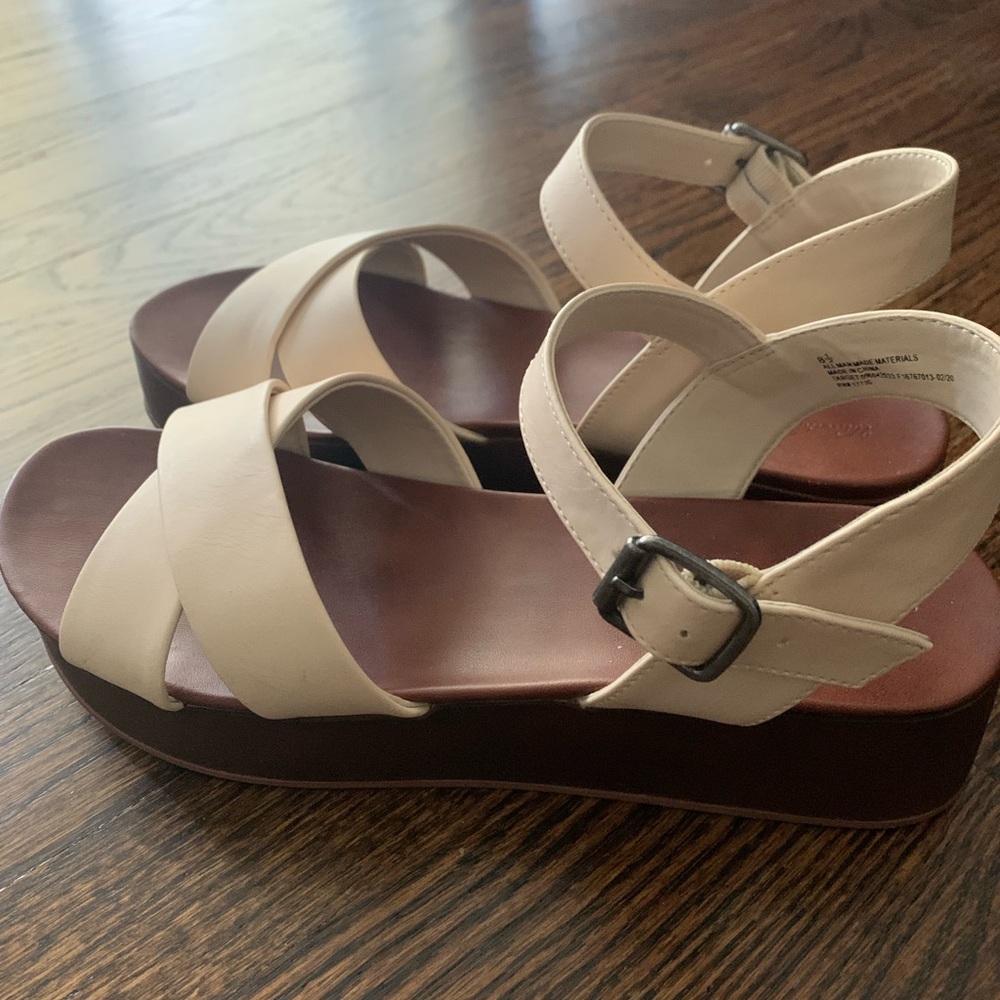 Universal Thread Sandals - Picture 3 of 4